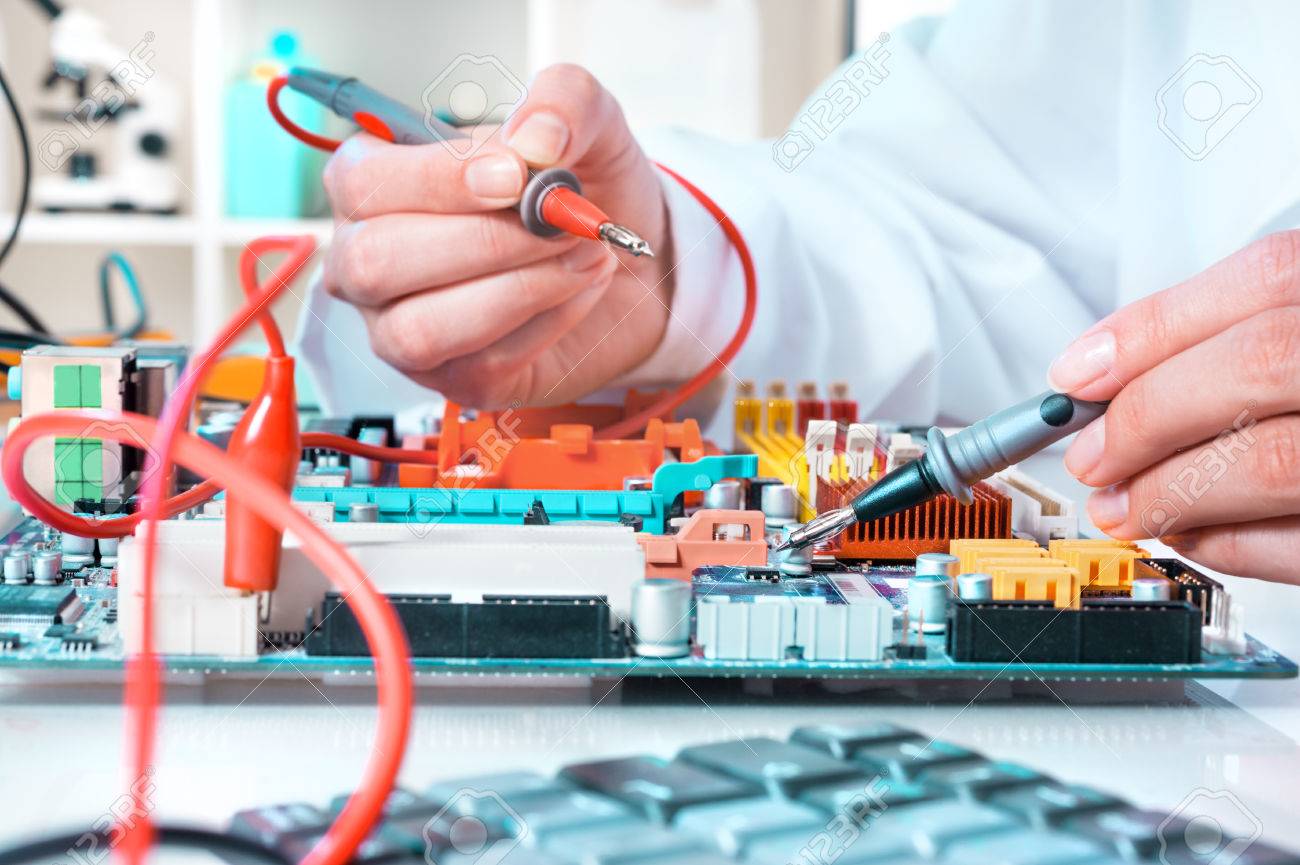 Diagnostic et réparation électronique sur une machine-outil CNC
