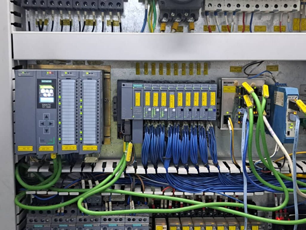 Installation d'un nouvel automate industriel moderne suite à un projet de revamping automate lyon