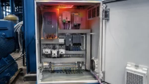Armoire électrique qui chauffe anormalement dans un atelier industriel